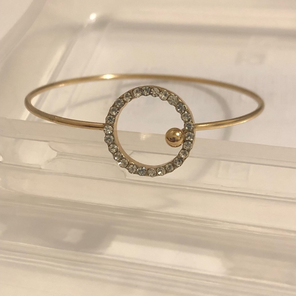 NWT Circle Jeweled Bracelet Bangle